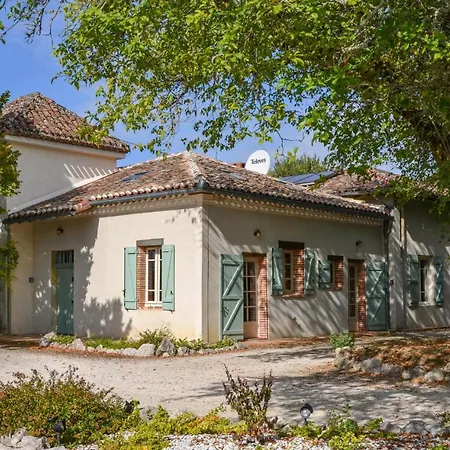 Casa vacanze 3 Bedroom Cozy In Lacapelette Durfort-Lacapelette