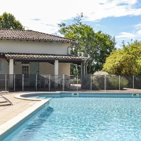 Casa vacanze 3 Bedroom Cozy In Lacapelette